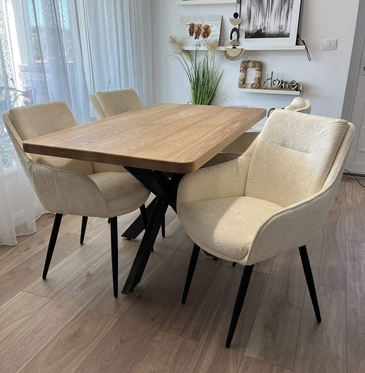 Set masa cu scaune bucatarie, dining, living, sufragerie, blat din lemn masiv frasin cu picioare metalice, scaune husa crem, 4 persoane, Diana