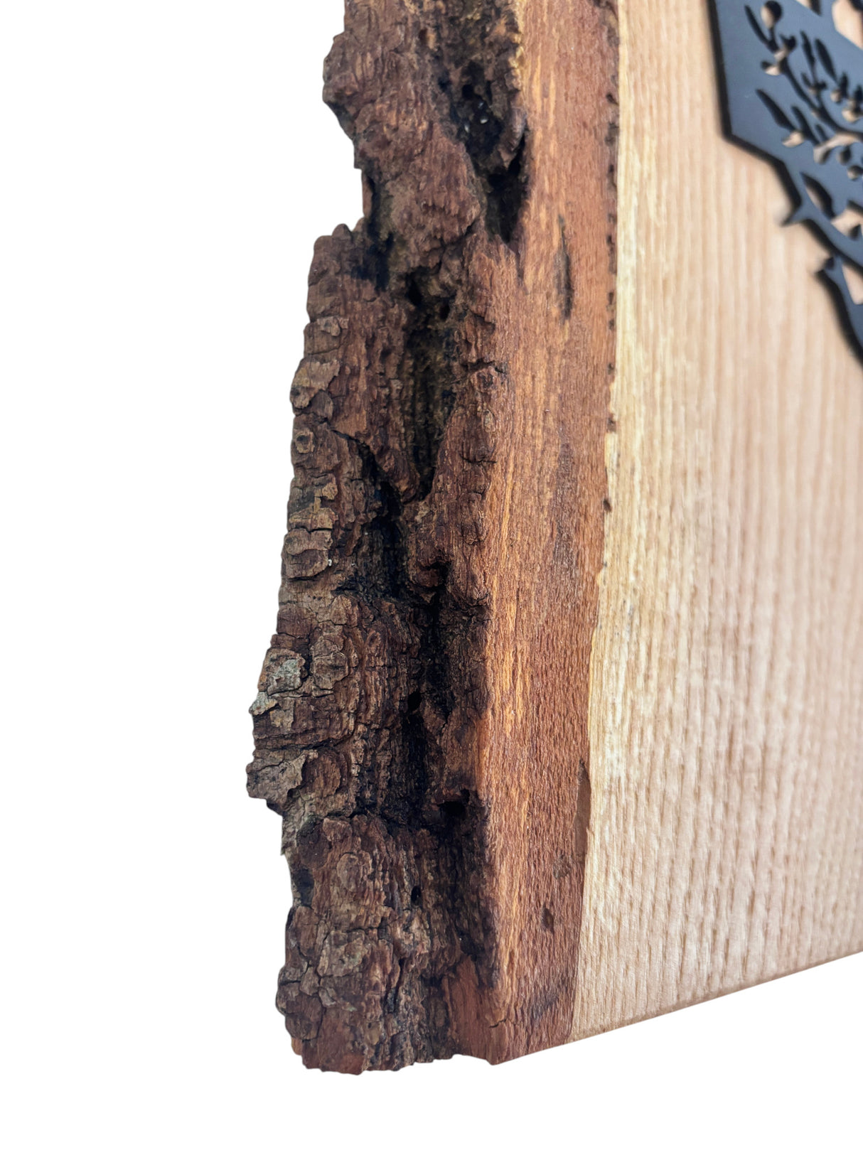 Icoana perete Cruce de perete decoratiune din metal negru pe lemn de frasin cu coarjă – decor unic, lucrat manual 30x28 cm