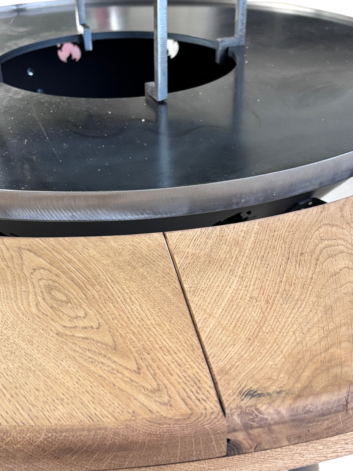 Gratar de  gradina VIP fire pit cu Blat din lemn si  Plita 10 mm