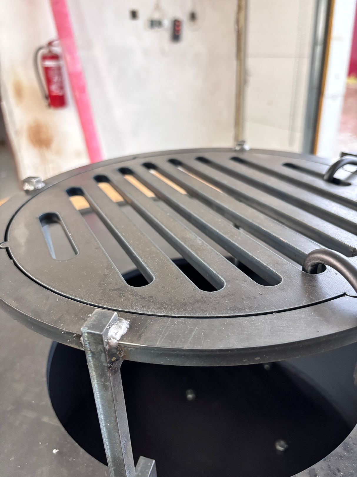 Gratar de  gradina VIP fire pit cu Blat din lemn si  Plita 10 mm