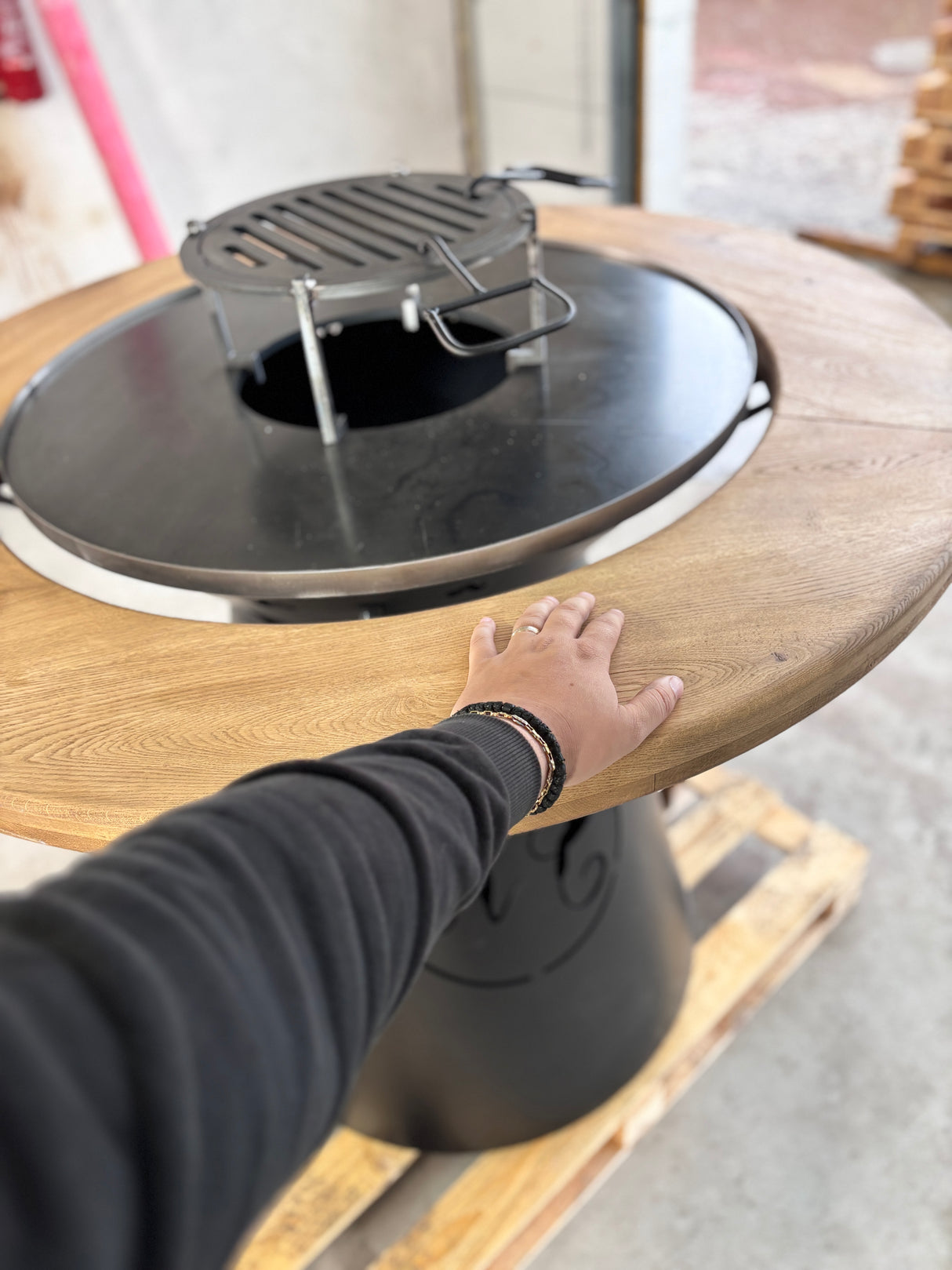 Gratar de  gradina VIP fire pit cu Blat din lemn si  Plita 10 mm