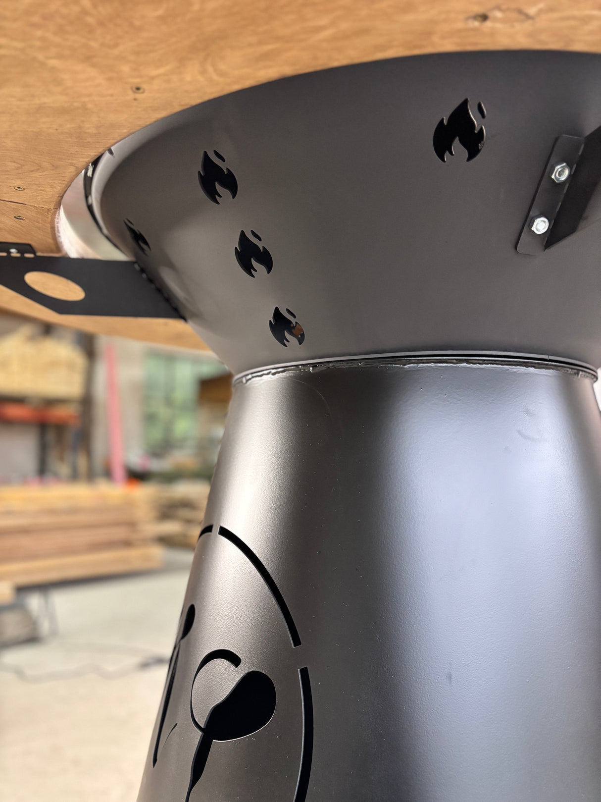 Gratar de  gradina VIP fire pit cu Blat din lemn si  Plita 10 mm