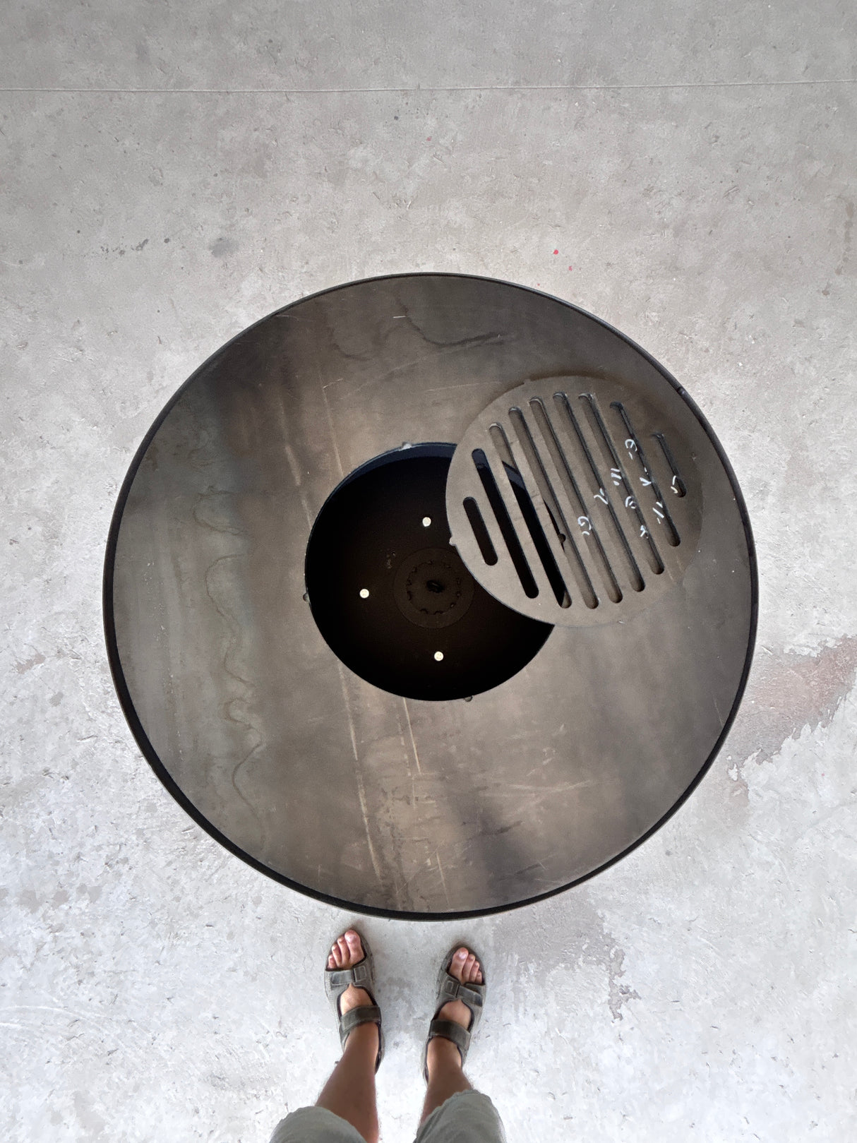 Gratar Rotund de gradina diametru 75 cm fire pit cu Plita rotunda 10 mm Otel dur