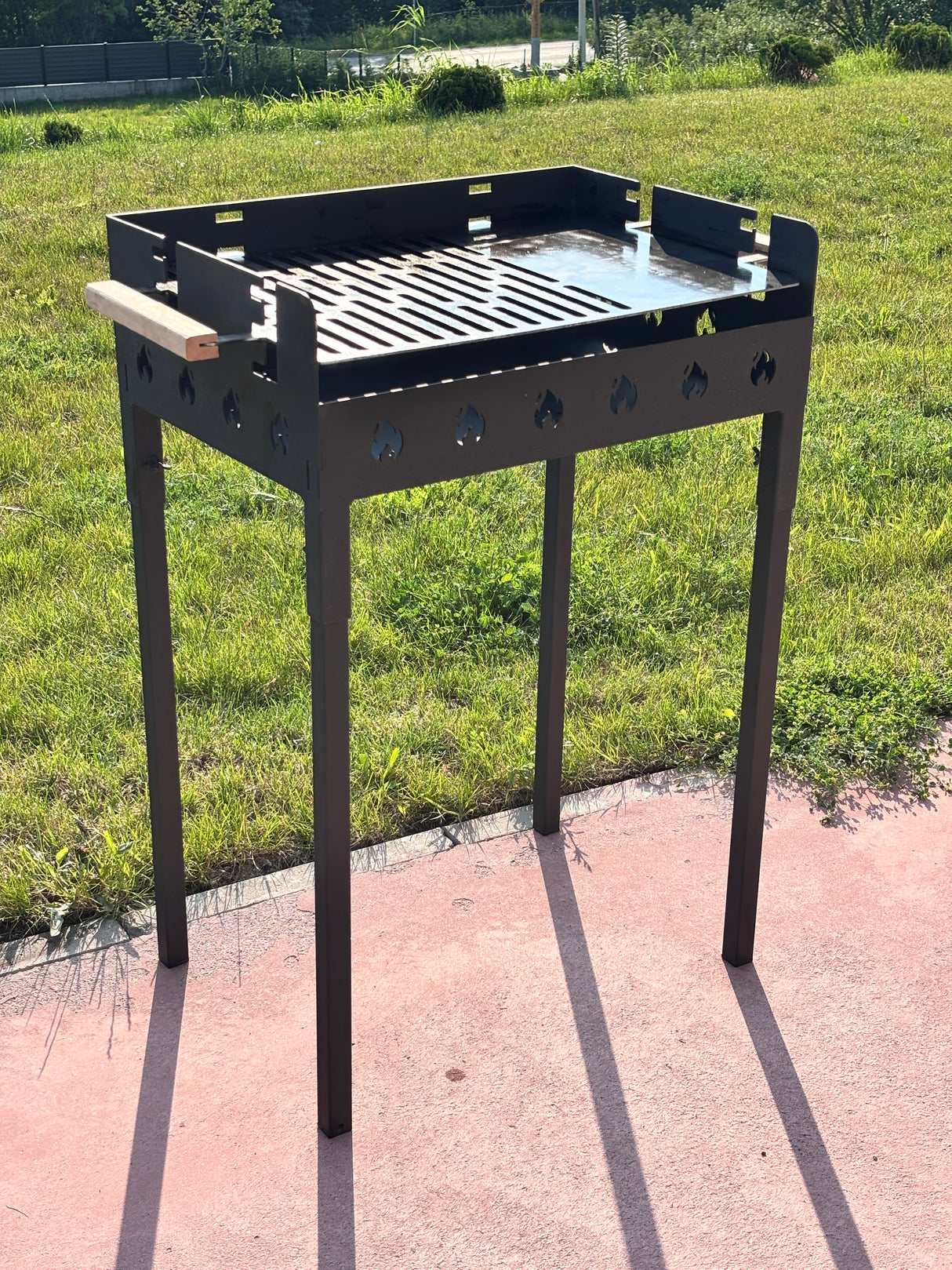 Gratar gradina portabil, cu masa polita lucru reglabil pe inaltime de gatire  65X45X95 CM