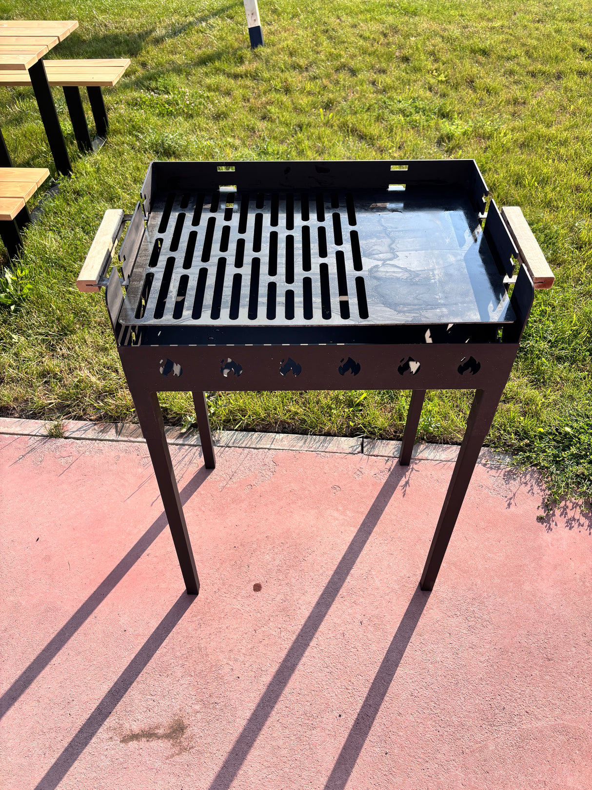 Gratar gradina portabil, cu masa polita lucru reglabil pe inaltime de gatire  65X45X95 CM