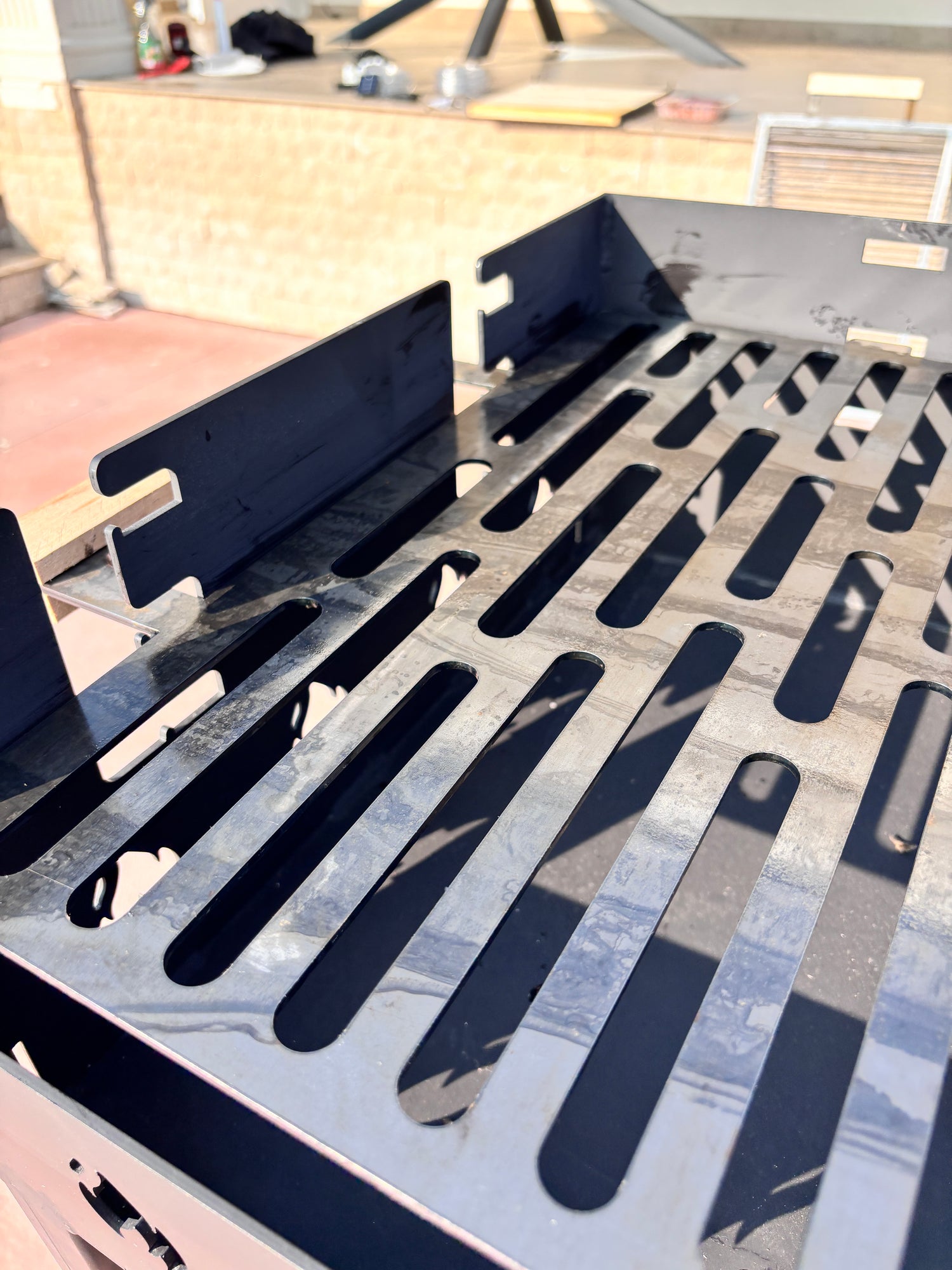 Gratar gradina portabil, cu masa polita lucru reglabil pe inaltime de gatire  65X45X95 CM