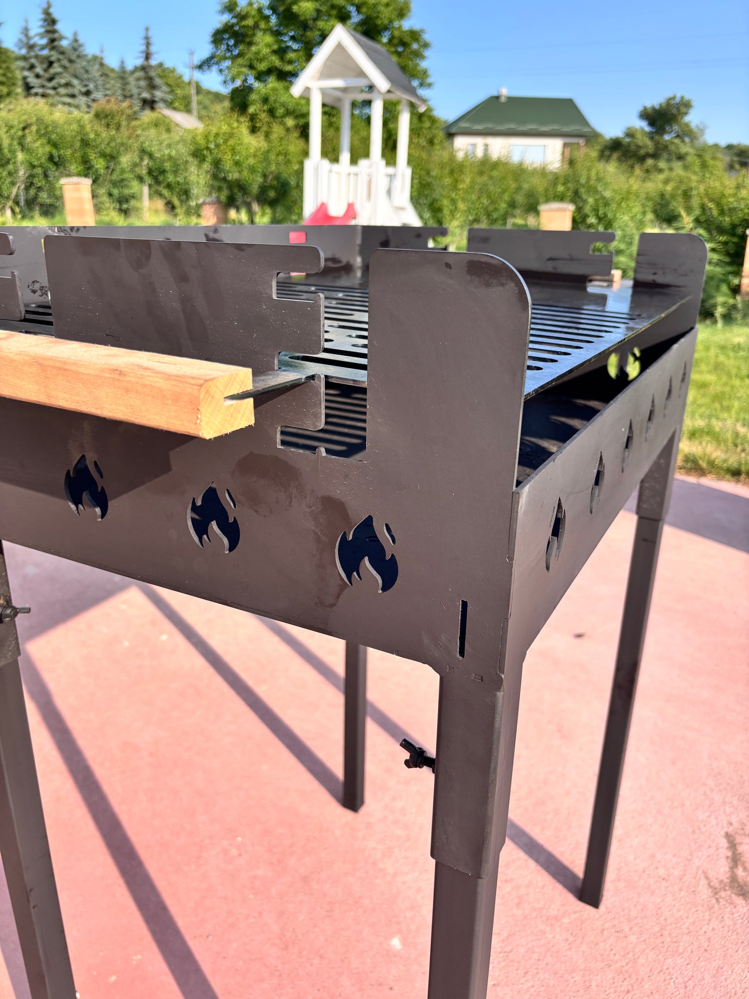 Gratar gradina portabil, cu masa polita lucru reglabil pe inaltime de gatire  65X45X95 CM