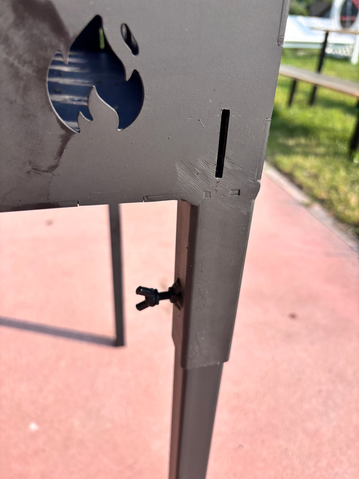 Gratar gradina portabil, cu masa polita lucru reglabil pe inaltime de gatire  65X45X95 CM