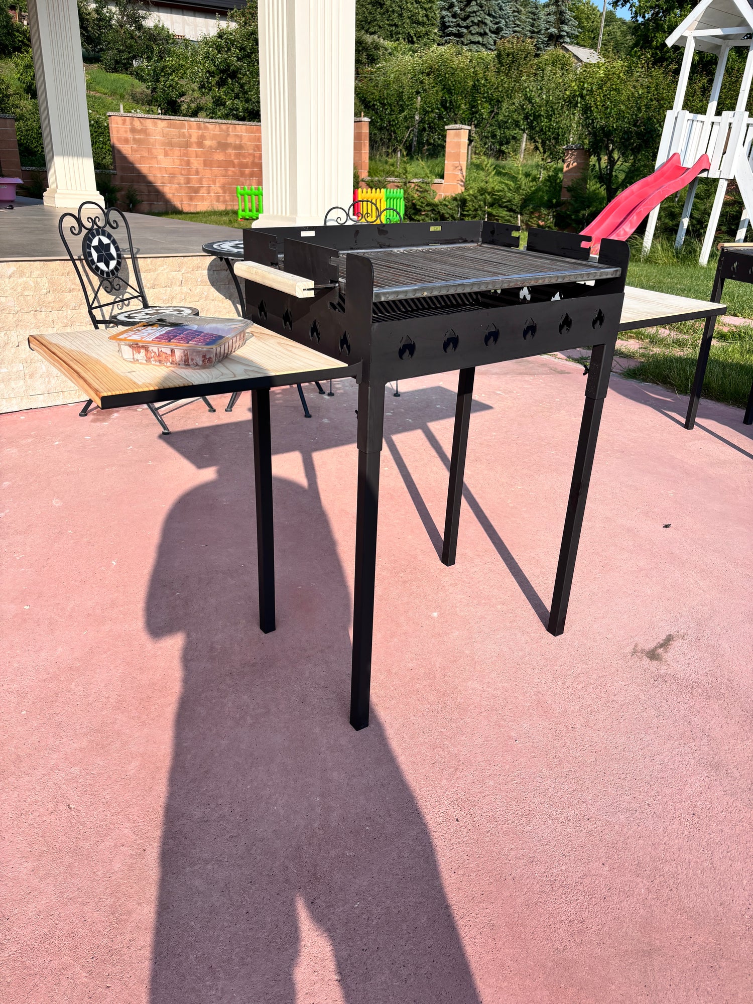 Gratar gradina portabil, cu masa polita lucru reglabil pe inaltime de gatire  65X45X95 CM