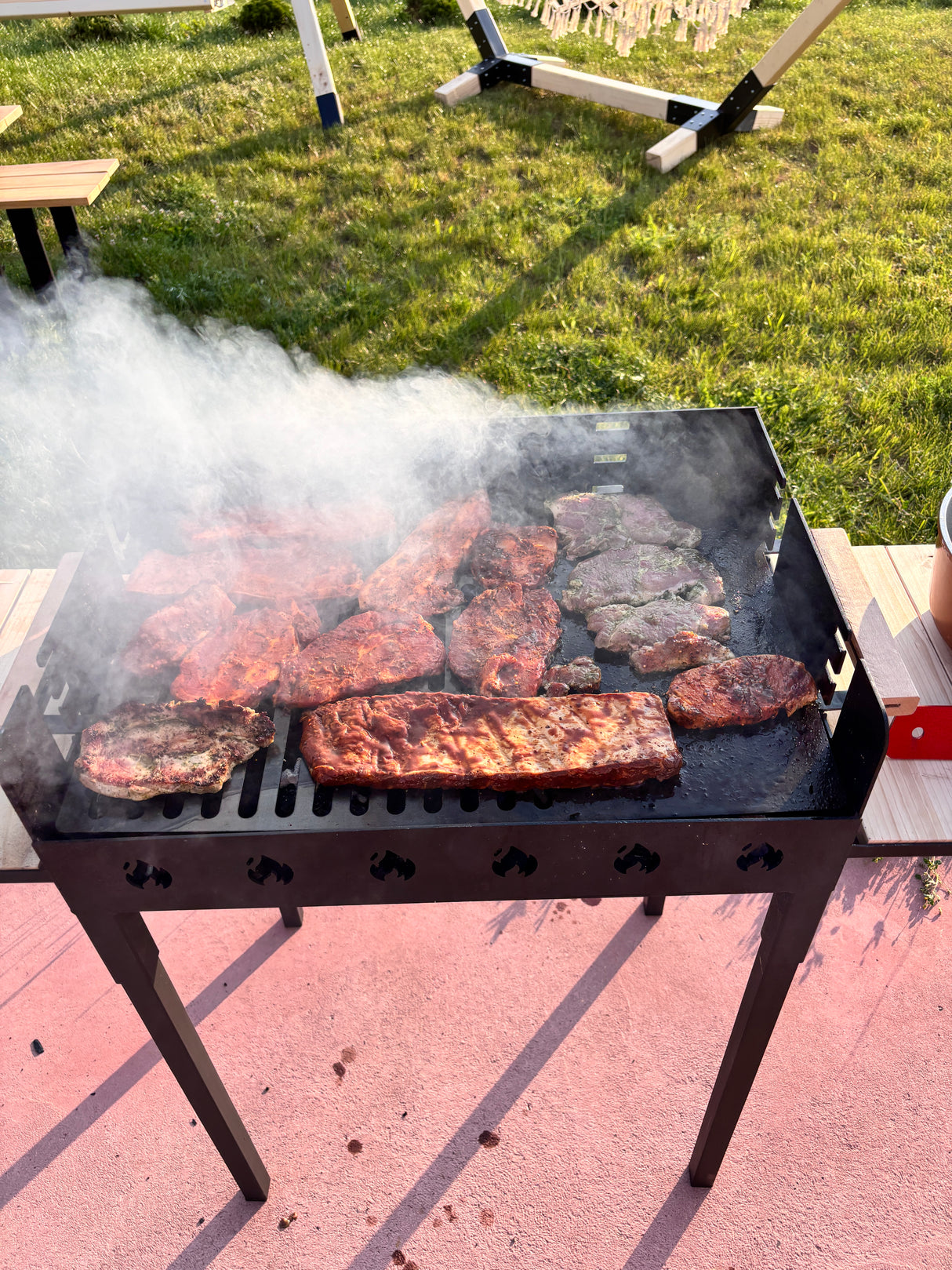 Gratar gradina portabil, cu masa polita lucru reglabil pe inaltime de gatire  65X45X95 CM