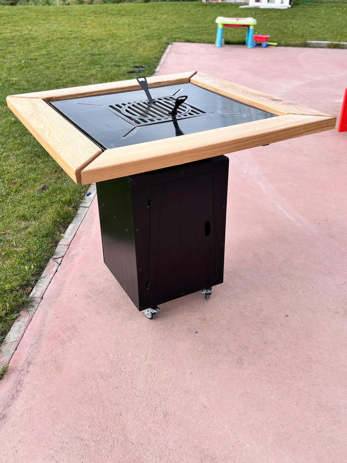 Gratar de  gradina, 5 in 1 ,fire pit cu Plita 10 mm Otel ,Cu Blat din Lemn,Suport Ceaun/Disc ,Gratar de curte