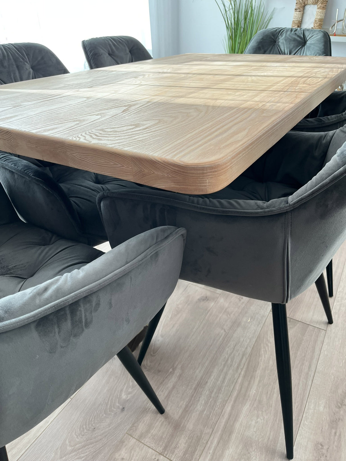 Set masa cu scaune bucatarie, dining, living, sufragerie, blat din lemn cu picioare metalice, scaune husa catifea gri, 4 persoane, Lavinia
