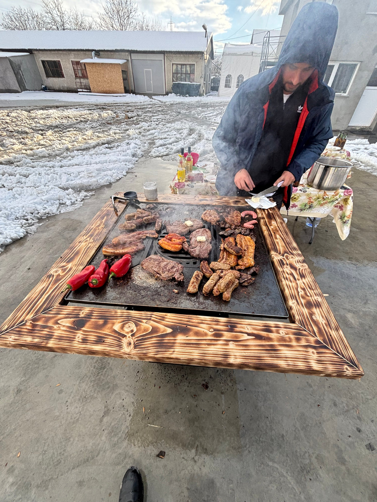 FirePit, Gratar cu plita 75x 75 cm din otel, 10 mm, pentru gradina sau terasa + blat de lemn