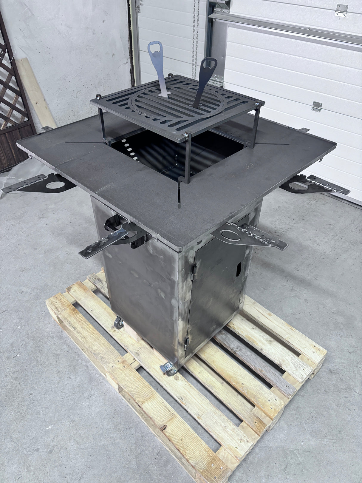 Gratar Gradina cu plita 10 mm Fire Pit 75x75 cm din fier pe lemne, pentru terasa CU BLAT DE LEMN SI MOTIVE TRADITIONALE