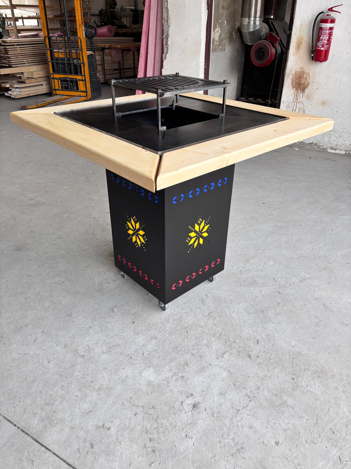 Gratar Gradina cu plita 10 mm Fire Pit 75x75 cm din fier pe lemne, pentru terasa CU BLAT DE LEMN SI MOTIVE TRADITIONALE