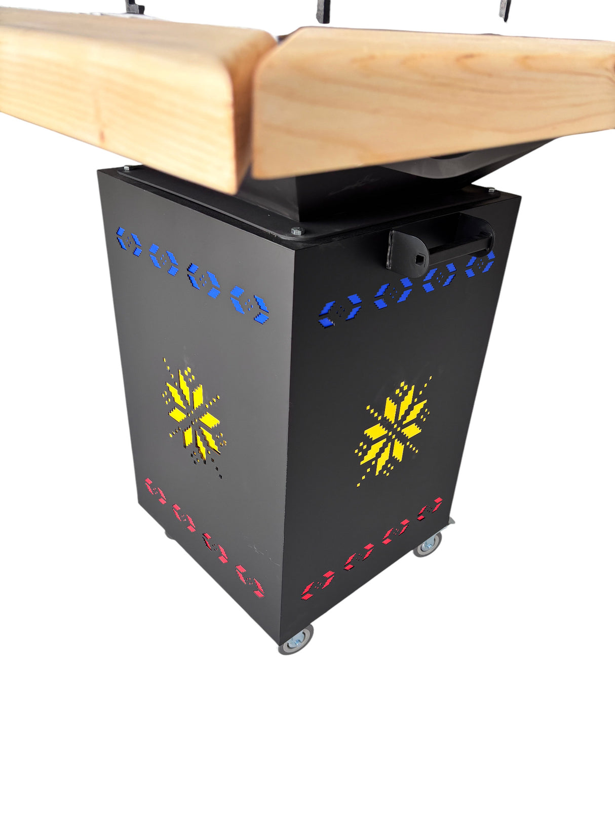 Gratar Gradina cu plita 10 mm Fire Pit 75x75 cm din fier pe lemne, pentru terasa CU BLAT DE LEMN SI MOTIVE TRADITIONALE