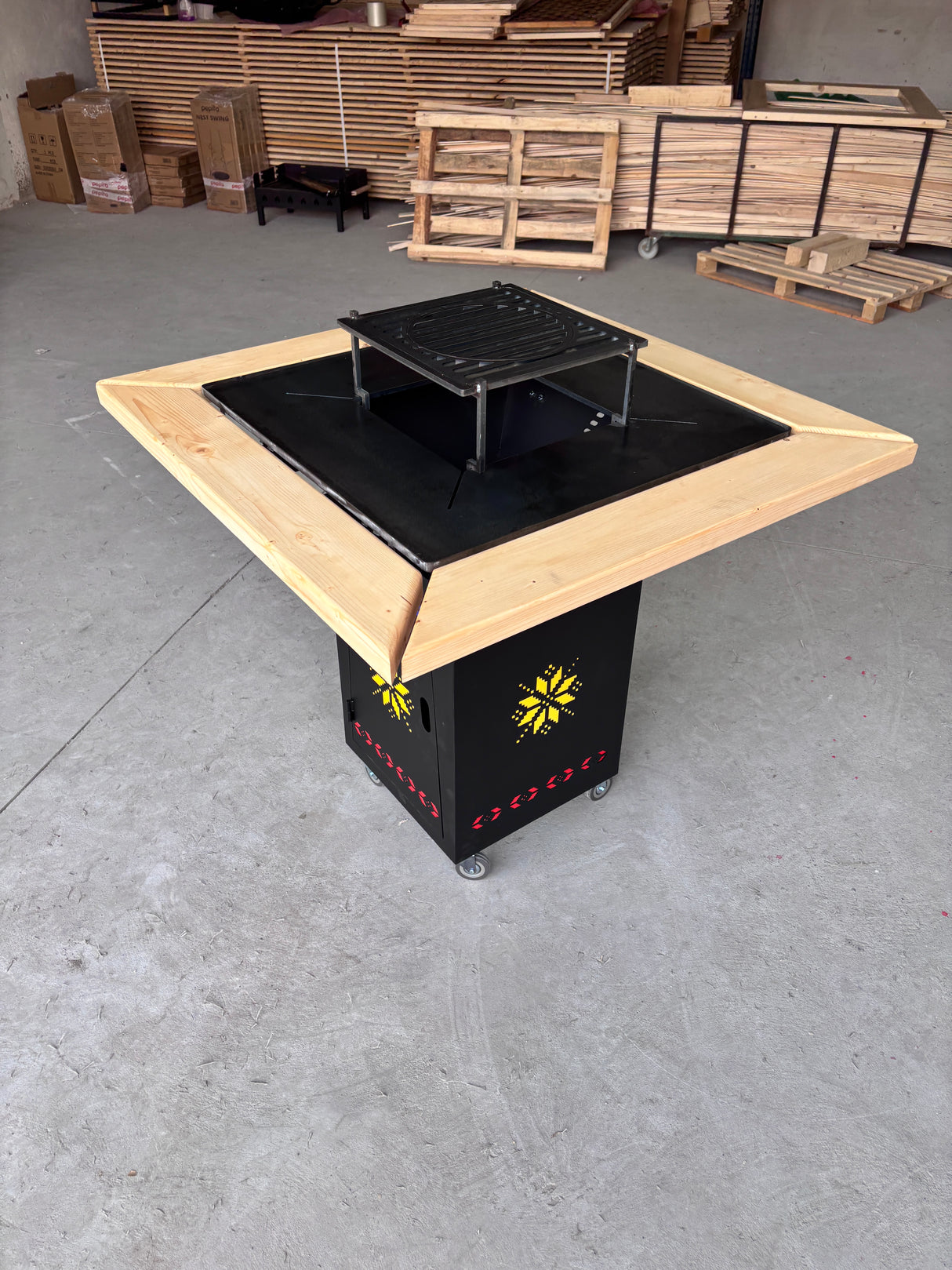 Gratar Gradina cu plita 10 mm Fire Pit 75x75 cm din fier pe lemne, pentru terasa CU BLAT DE LEMN SI MOTIVE TRADITIONALE