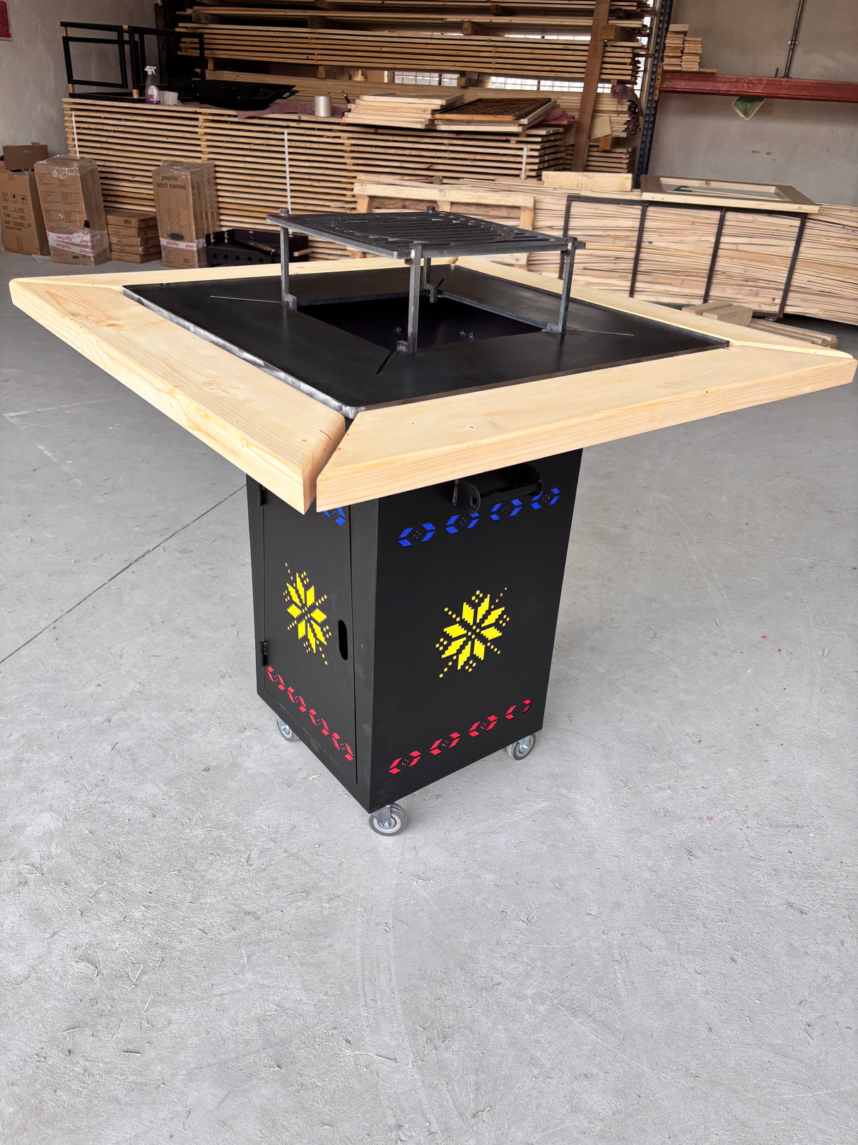 Gratar Gradina cu plita 10 mm Fire Pit 75x75 cm din fier pe lemne, pentru terasa CU BLAT DE LEMN SI MOTIVE TRADITIONALE