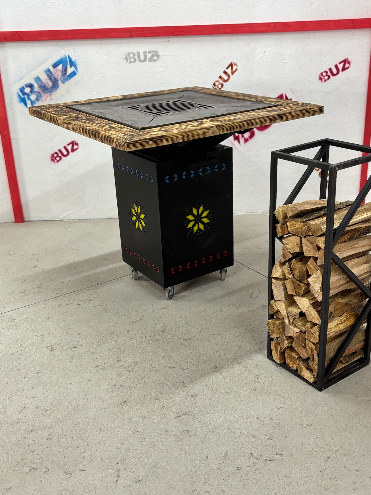 Gratar gradina cu plita 75x75 cm, Fire Pit din otel 10 mm pe lemne cu BLAT DE LEMN Ars