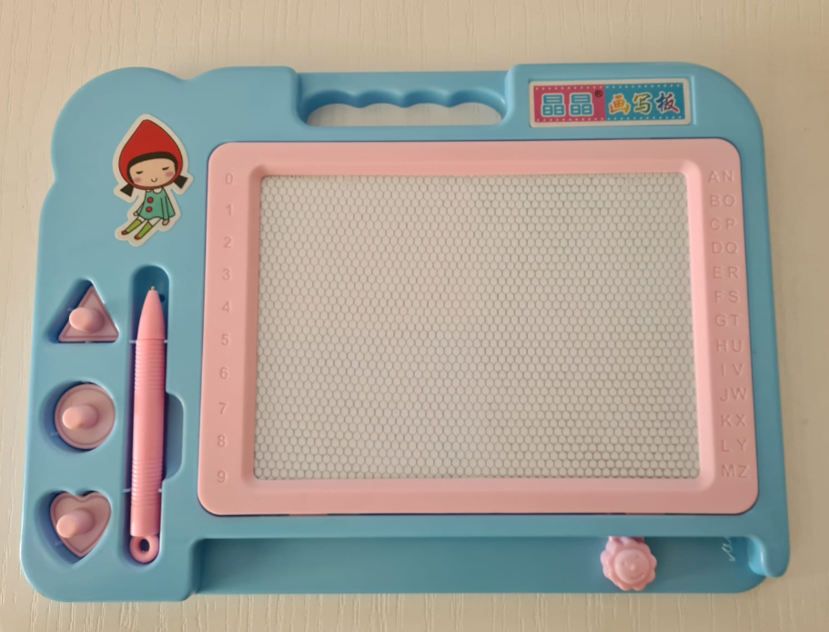 Tablita magnetica, cu stilou, 3 stampile magnetice diferite, cerc, triunghi si inimioara, bara ce sterge scrisul, dimensiune 27x20, culoare roz