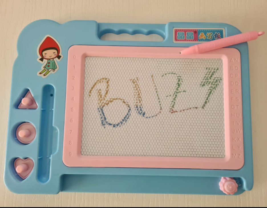 Tablita magnetica, cu stilou, 3 stampile magnetice diferite, cerc, triunghi si inimioara, bara ce sterge scrisul, dimensiune 27x20, culoare roz