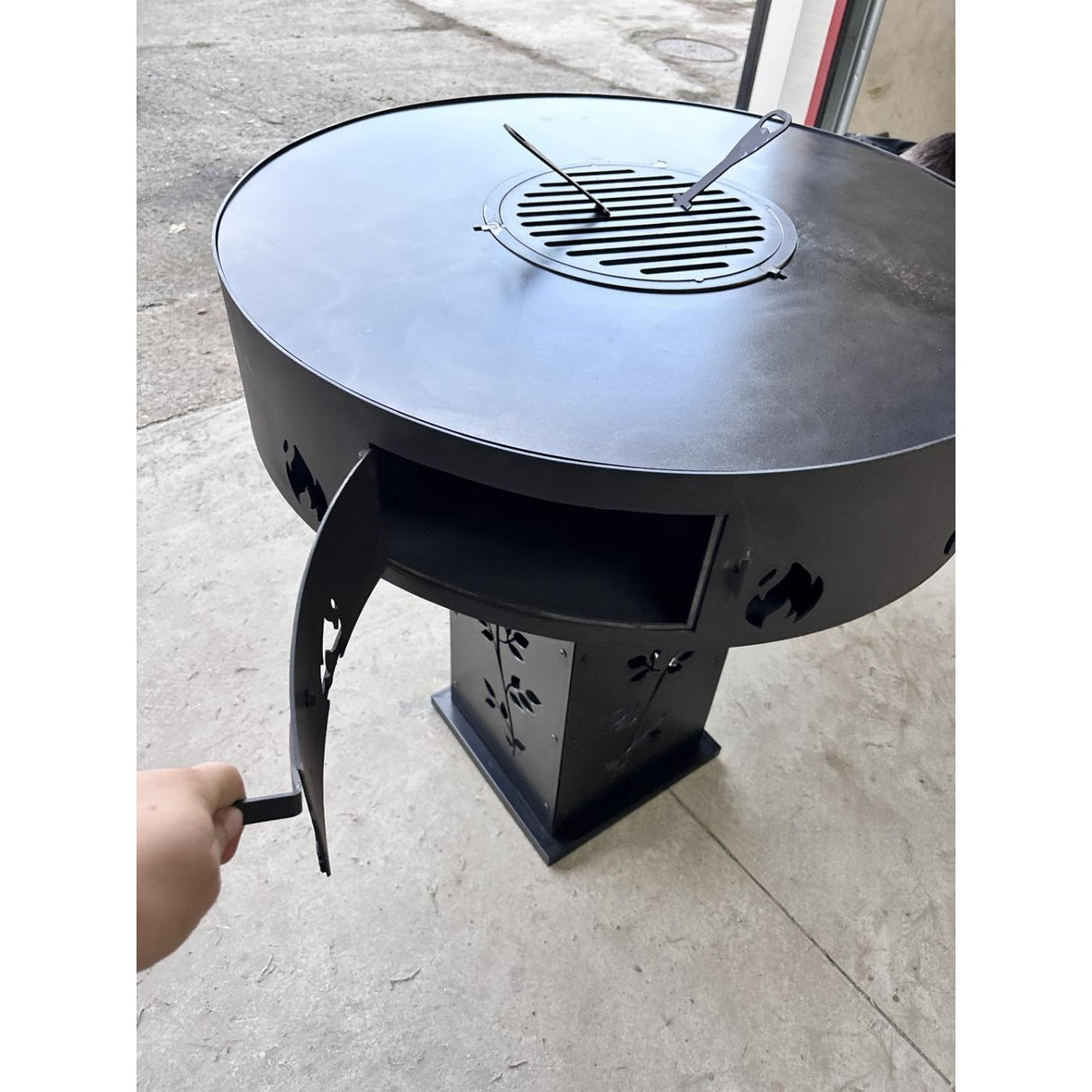 Gratar Gradina  Rotund   plita 10 mm Fire Pit 73 cm din fier  pe lemne, pentru terasa, modelul floare