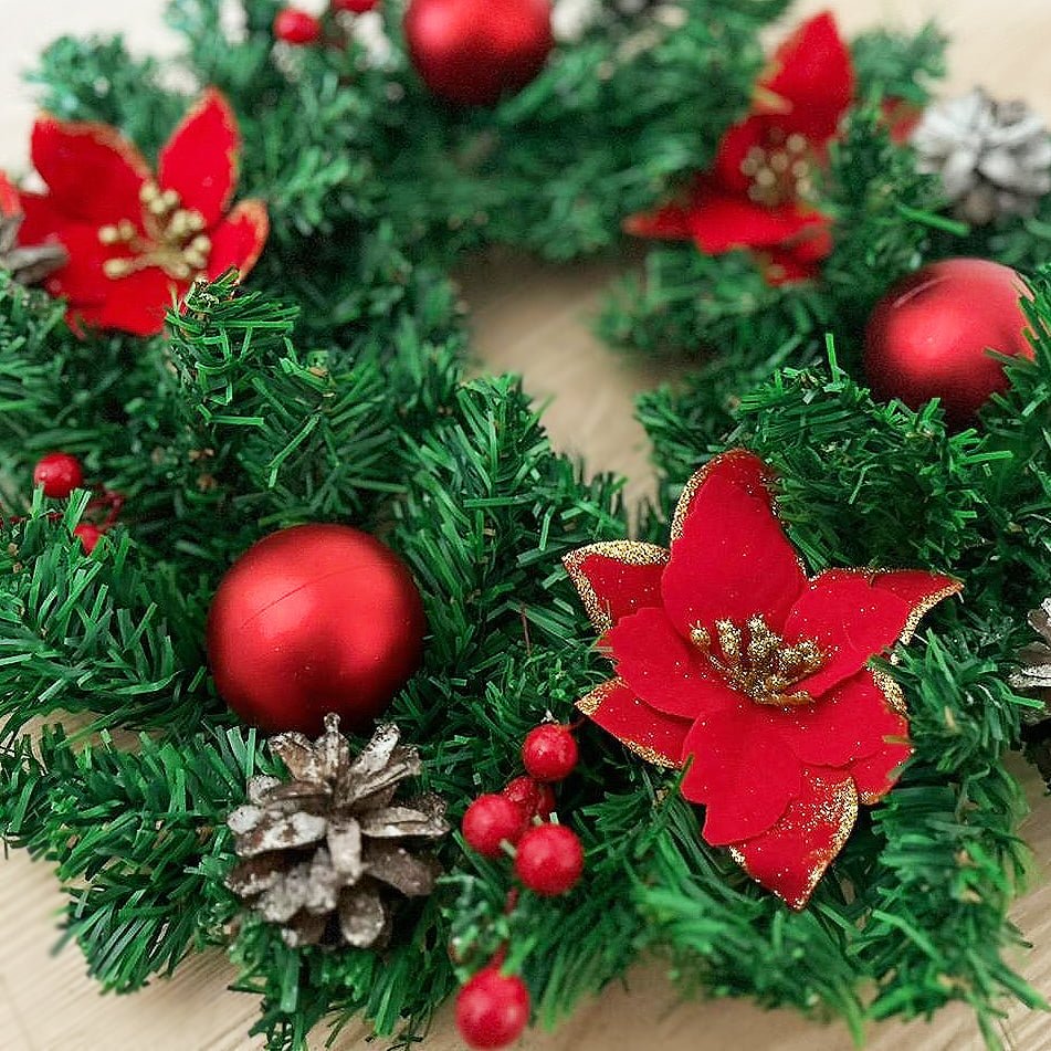 Coronita pentru Craciun, 45 cm, din brad artificial, decorata cu conuri, merisoare si globuri si craciunite, Verde/Rosu - BUZ.RO