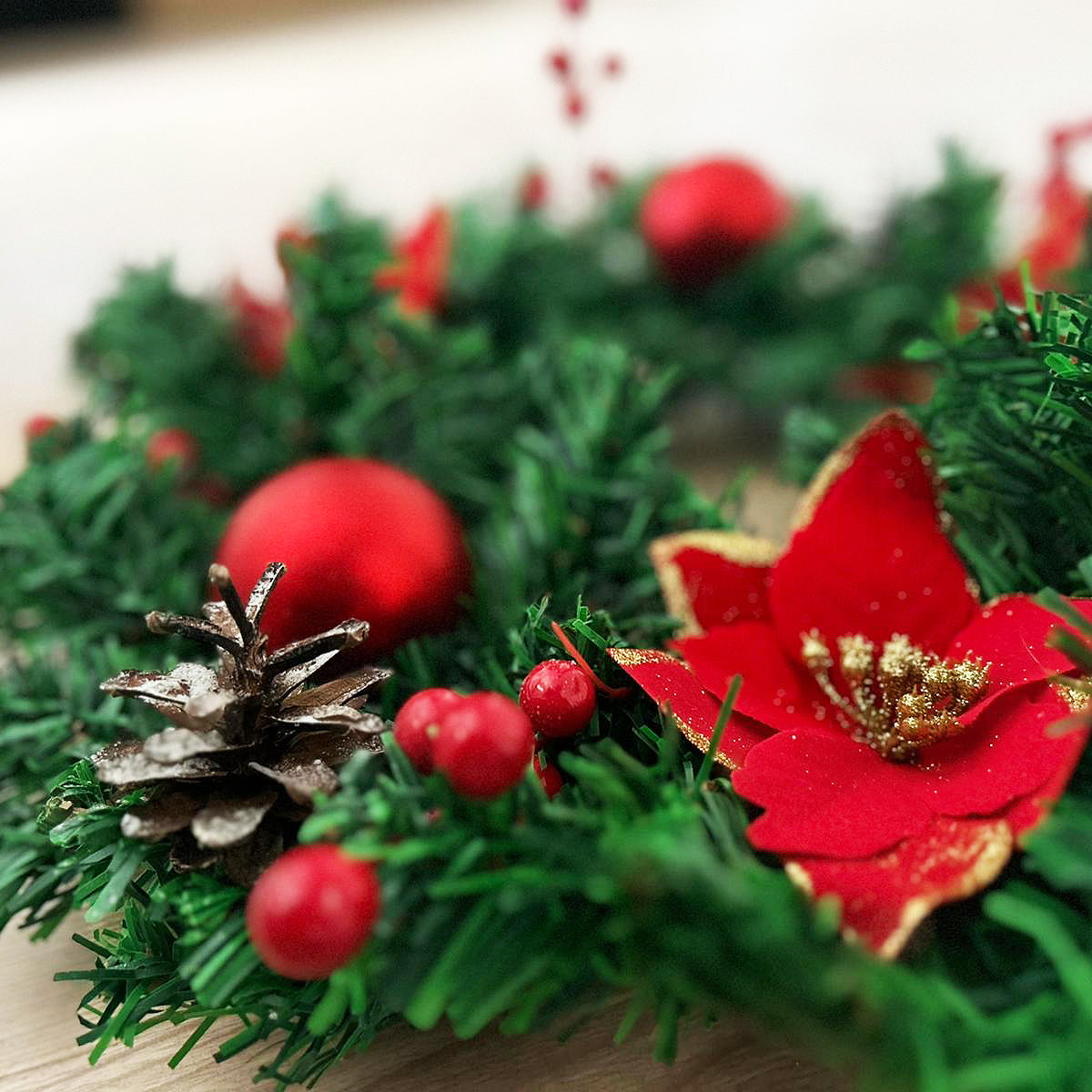 Coronita pentru Craciun, 45 cm, din brad artificial, decorata cu conuri, merisoare si globuri si craciunite, Verde/Rosu