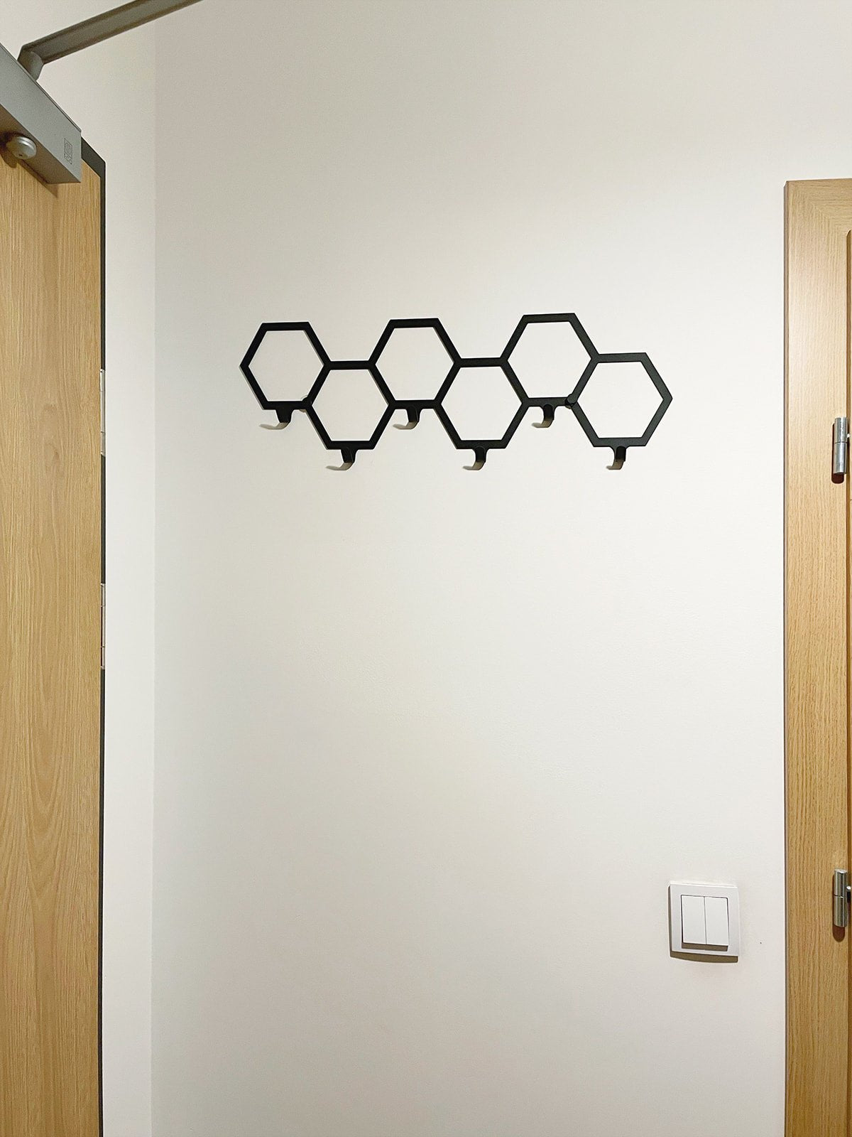 Cuier hol/baie/sufragerie , de Perete Metalic Negru Tip Fagure – Modern - BUZ.RO