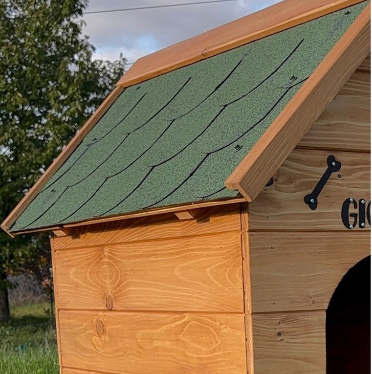 Cusca pentru caini talie medie , din lemn masiv  cu acoperis Tigola ,asamblabil  60 x 83 cm baza ,100 x 80 cm latime + inaltime ,coama de 95 cm