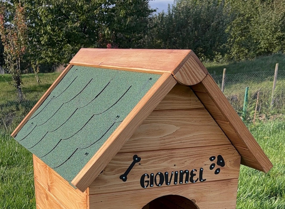 Cusca pentru caini talie medie , din lemn masiv  cu acoperis Tigola ,asamblabil  60 x 83 cm baza ,100 x 80 cm latime + inaltime ,coama de 95 cm