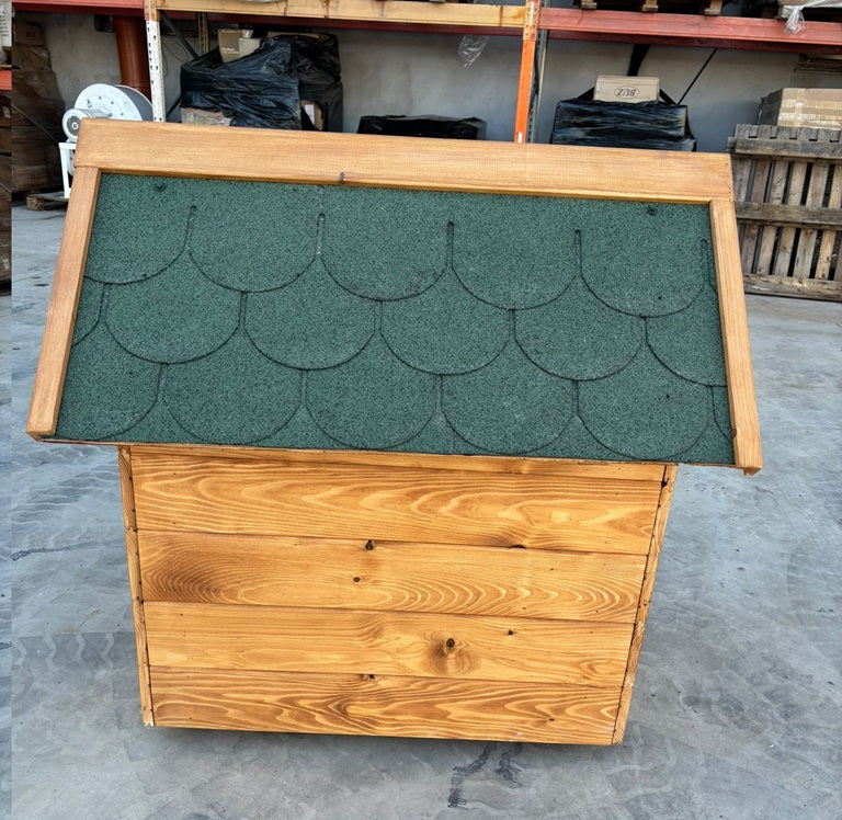 Cusca pentru caini talie medie , din lemn masiv  cu acoperis Tigola ,asamblabil  60 x 83 cm baza ,100 x 80 cm latime + inaltime ,coama de 95 cm