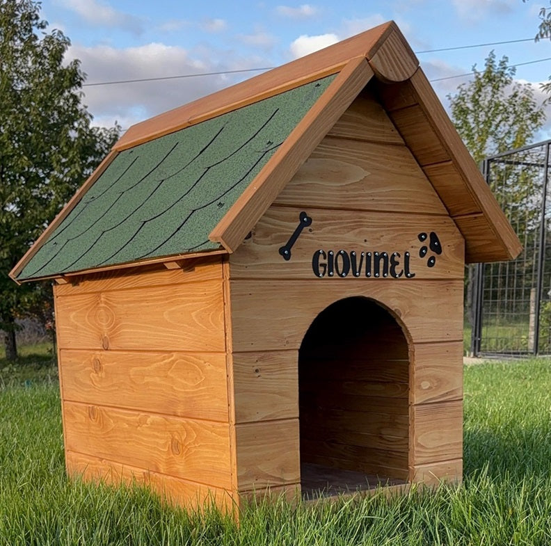 Cusca pentru caini talie medie , din lemn masiv  cu acoperis Tigola ,asamblabil  60 x 83 cm baza ,100 x 80 cm latime + inaltime ,coama de 95 cm