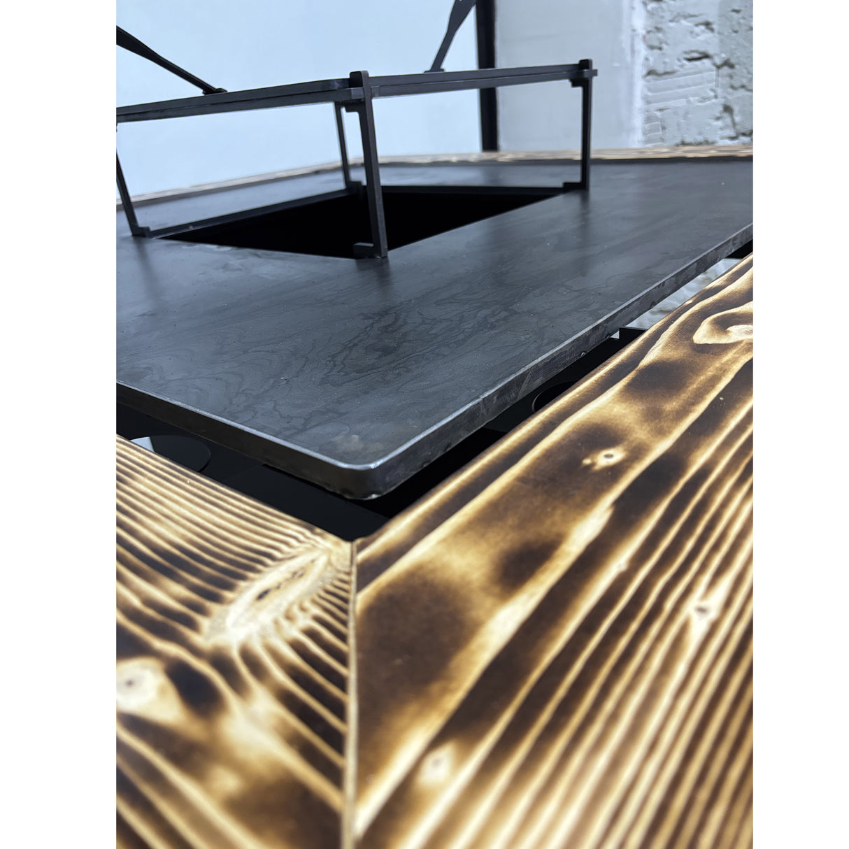 Fire Pit, Gratar cu plita 97.5 x 97.5 cm din otel 8 mm pe lemne, pentru gradina sau terasa+ grill detasabil + blat lemn