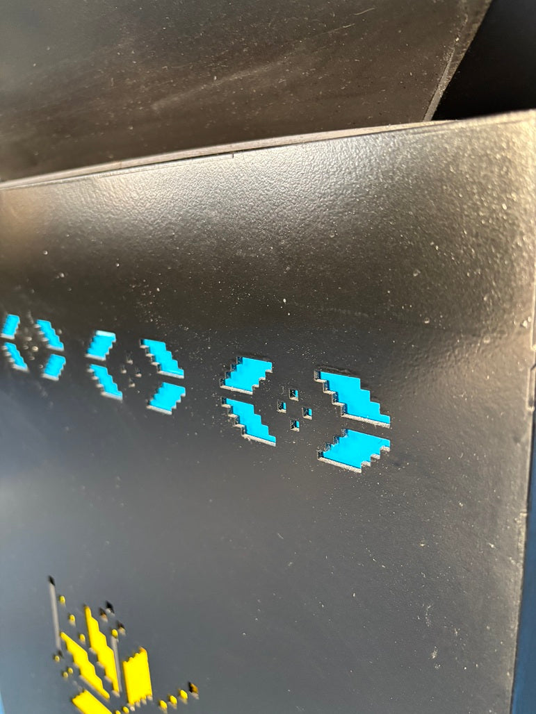 Gratar Gradina cu plita 10 mm Fire Pit 75x75 cm din fier pe lemne, pentru terasa CU BLAT DE LEMN SI MOTIVE TRADITIONALE