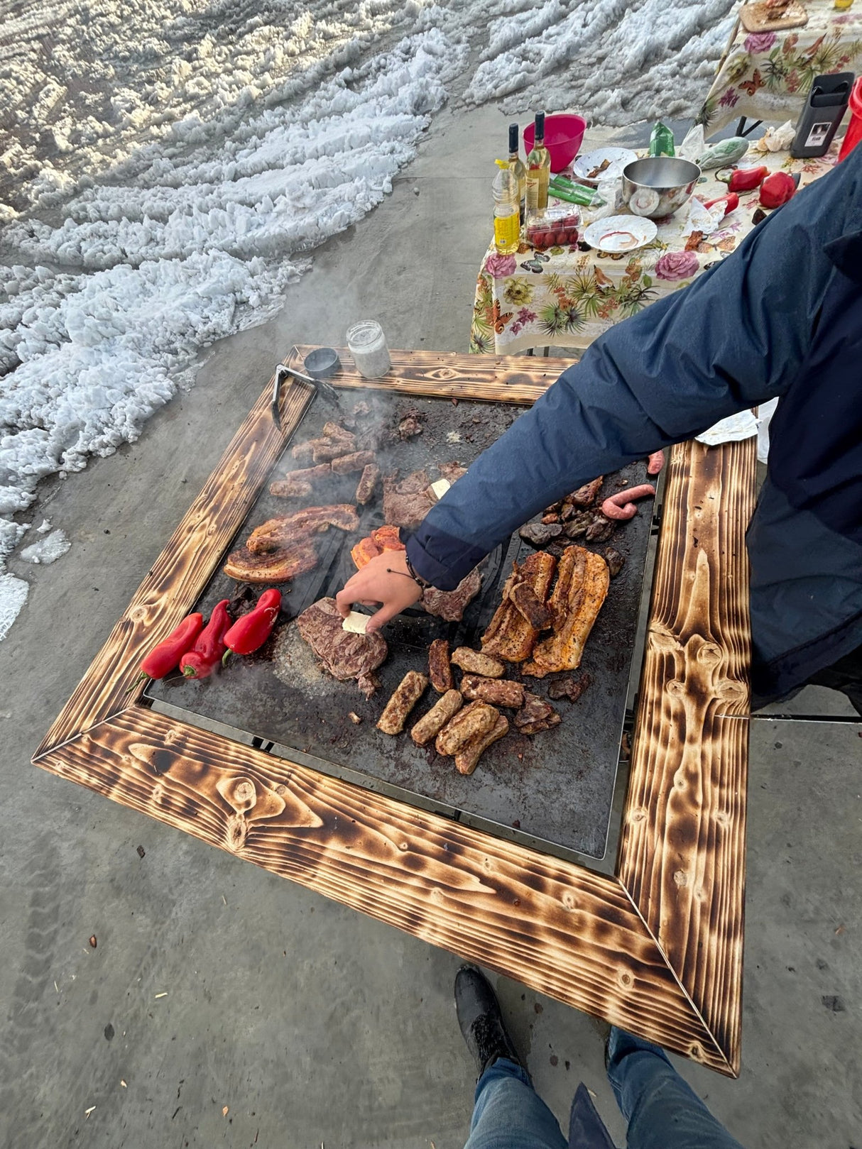 FirePit, Gratar cu plita 75x 75 cm din otel, 10 mm, pentru gradina sau terasa + blat de lemn - BUZ.RO