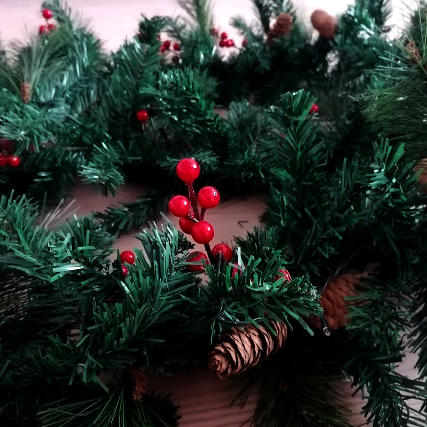 Ghirlanda de craciun, cu merisoare si conuri, instalatie, din brad artificial, 270 cm