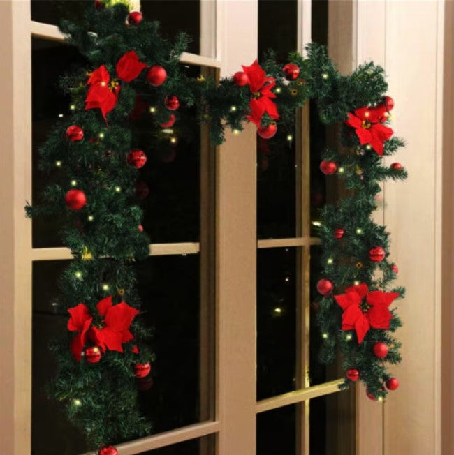 Ghirlanda luminoasa impodobita de craciun cu fundite si craciunite, din brad artificial, lungime 2.7 m, culoare rosie