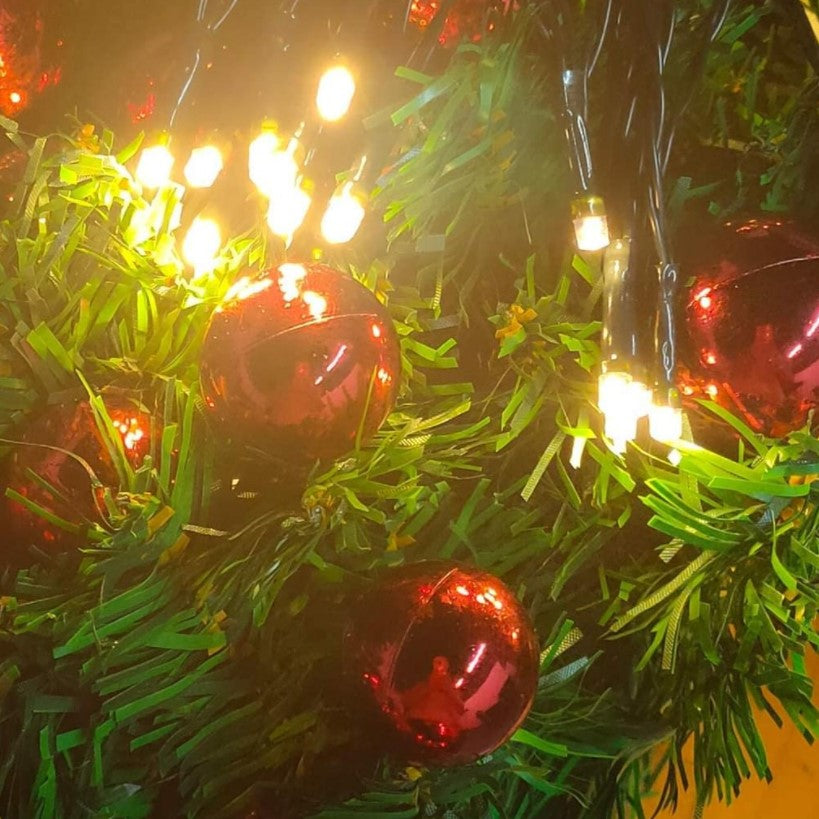 Ghirlandă Crăciun luminoasă cu LED, globuri rosii si craciunite – 2.7 m, decor elegant pentru interior si exterior, din brad artificial, culoare rosie