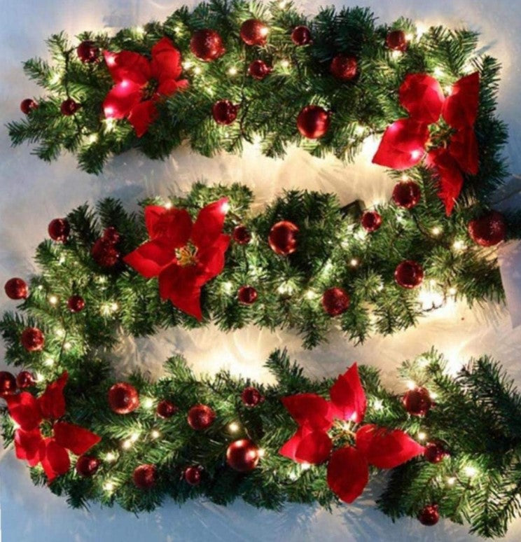 Ghirlandă Crăciun luminoasă cu LED, globuri rosii si craciunite – 2.7 m, decor elegant pentru interior si exterior, din brad artificial, culoare rosie