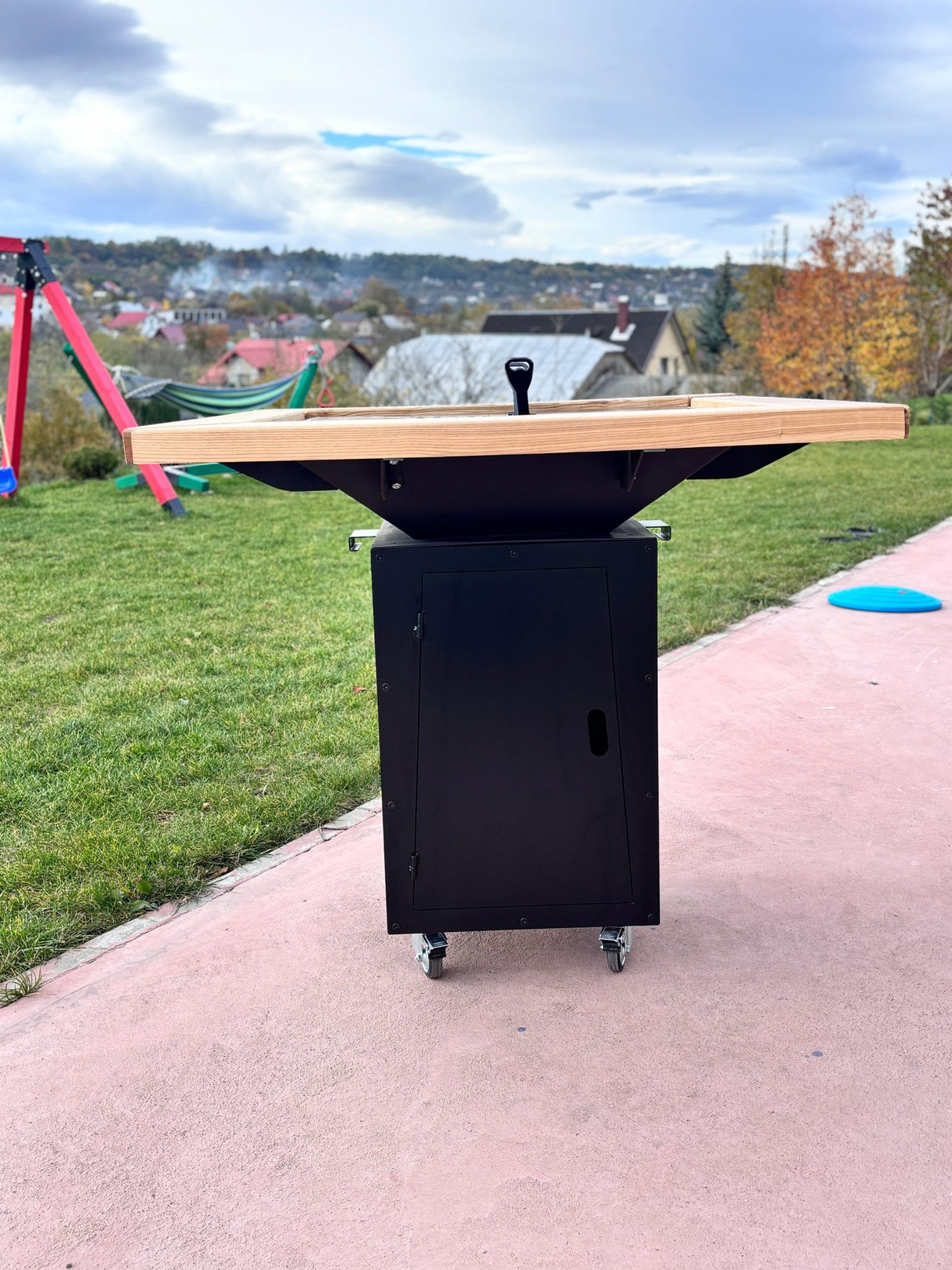 Gratar de gradina, 5 in 1 ,fire pit cu Plita 10 mm Otel ,Cu Blat din Lemn,Suport Ceaun/Disc ,Gratar de curte - BUZ.RO