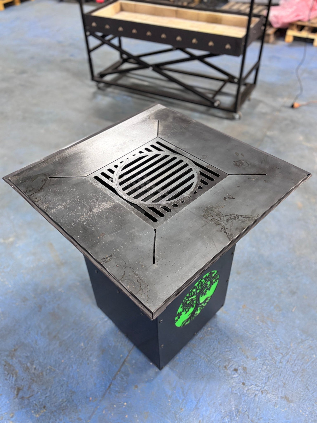 Gratar de gradina, 5 in 1 ,fire pit cu Plita 10 mm Otel , Suport Ceaun/Disc , Gratar de curte , Personalizabil , Copacul Vietii - BUZ.RO