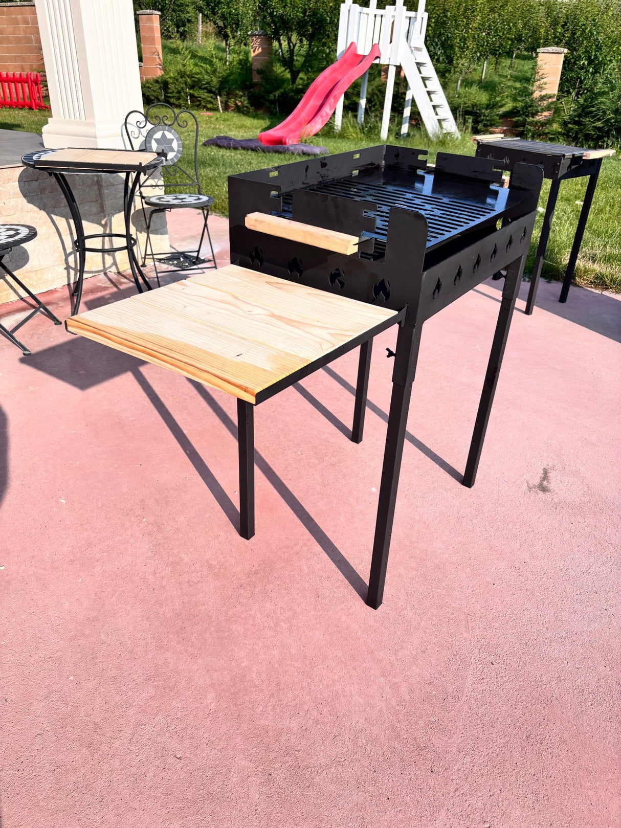 Gratar gradina portabil, cu masa polita lucru reglabil pe inaltime de gatire 65X45X95 CM - BUZ.RO
