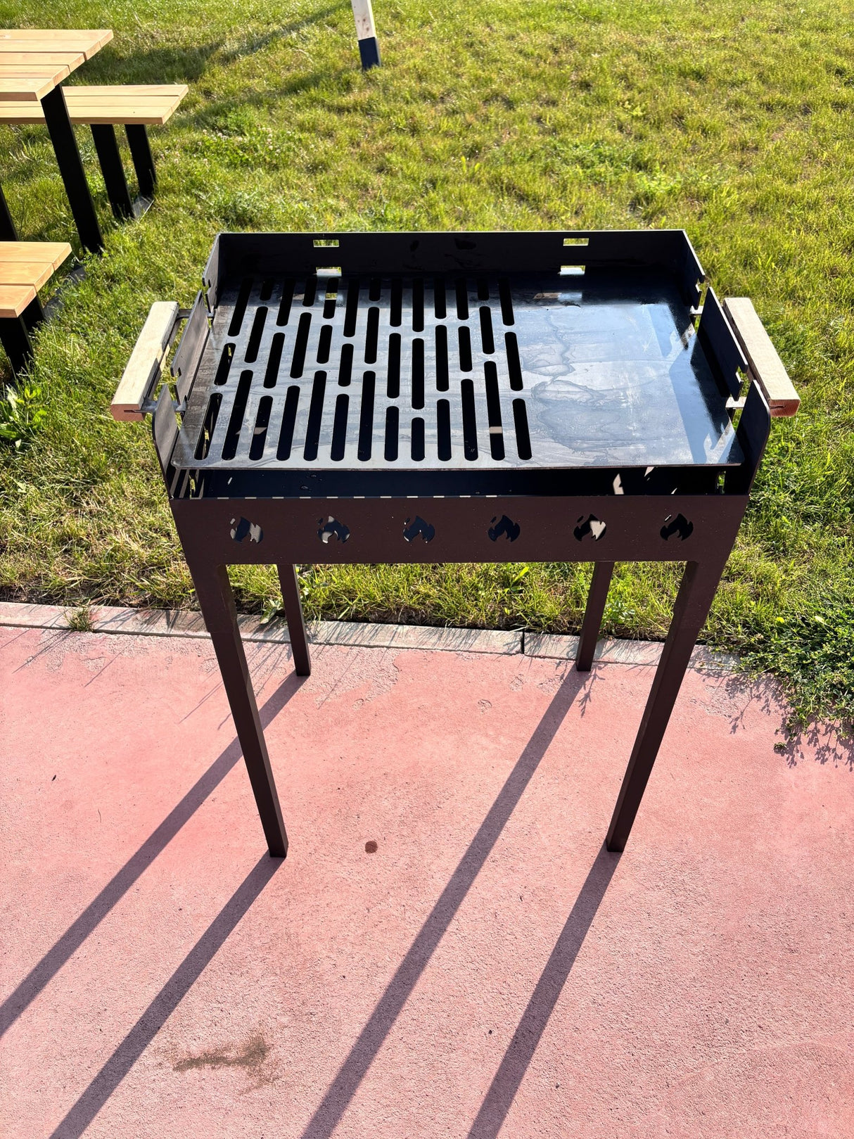Gratar gradina portabil, cu masa polita lucru reglabil pe inaltime de gatire 65X45X95 CM - BUZ.RO