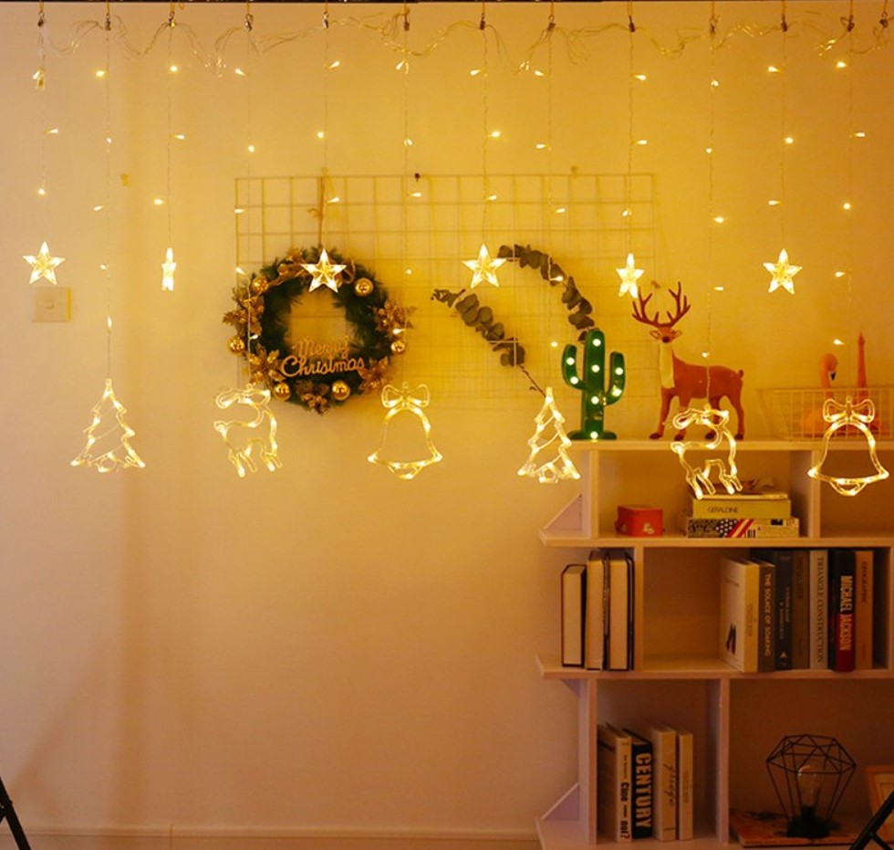 Instalatie craciun perdea luminoasa cu figurine brazi, reni si clopotei, pentru interior sau exterior, lumini LED, 4m, alb cald