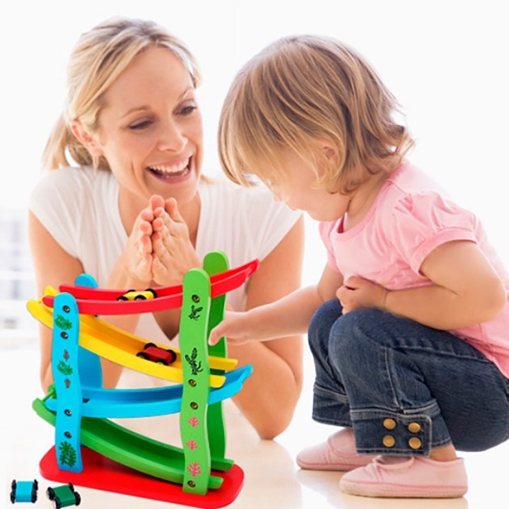 Jucarie interactiva si educativa din lemn Montessori, ansamblu cu masinute de raliu, cu 4 etaje