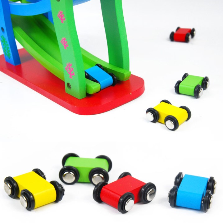 Jucarie interactiva si educativa din lemn Montessori, ansamblu cu masinute de raliu, cu 4 etaje