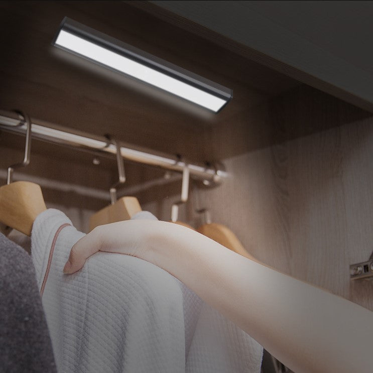 Lampa LED inteligenta, cu senzori de miscare, incarcare USB, magnetica, cu telecomanda, pentru dressing, hol, scari, dulap de bucatarie, baie, garaj, 80 LED-uri, alb rece