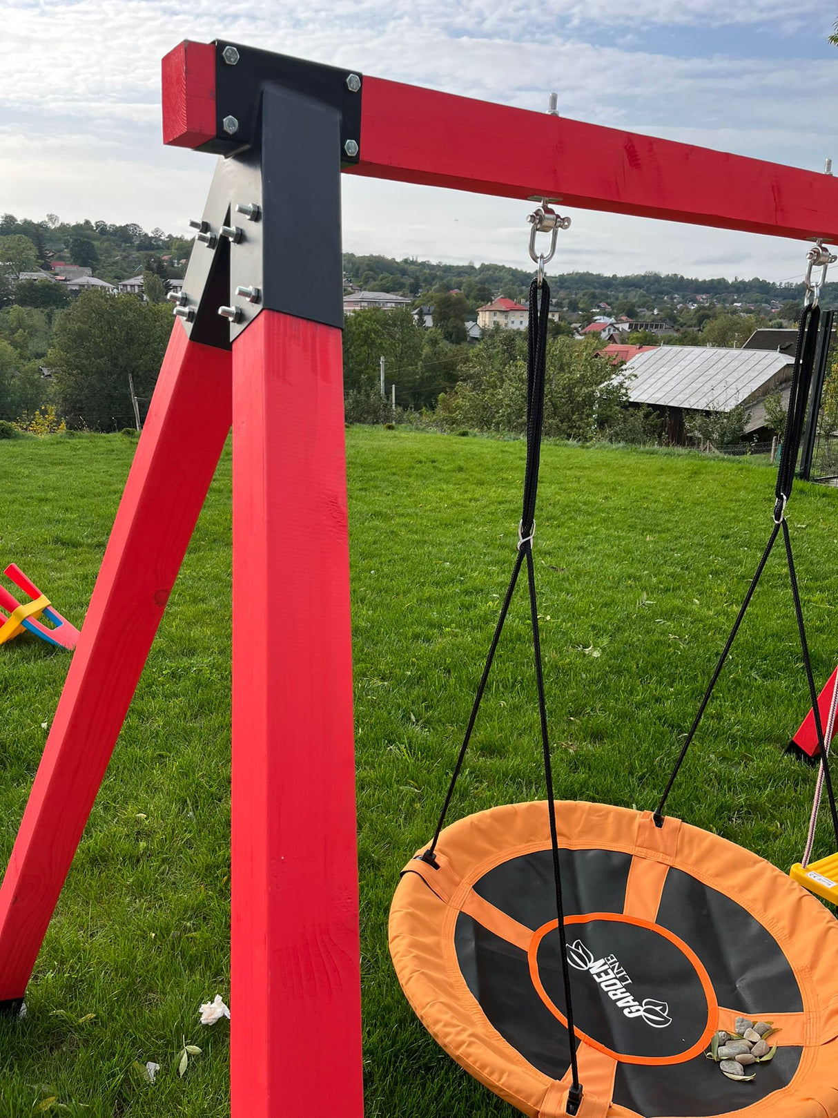 Leagan gradina, complex de leagane copii, set de joaca din lemn cu imbinari metalice si sistem de ancorare, rezistent pana la 150kg ROSU