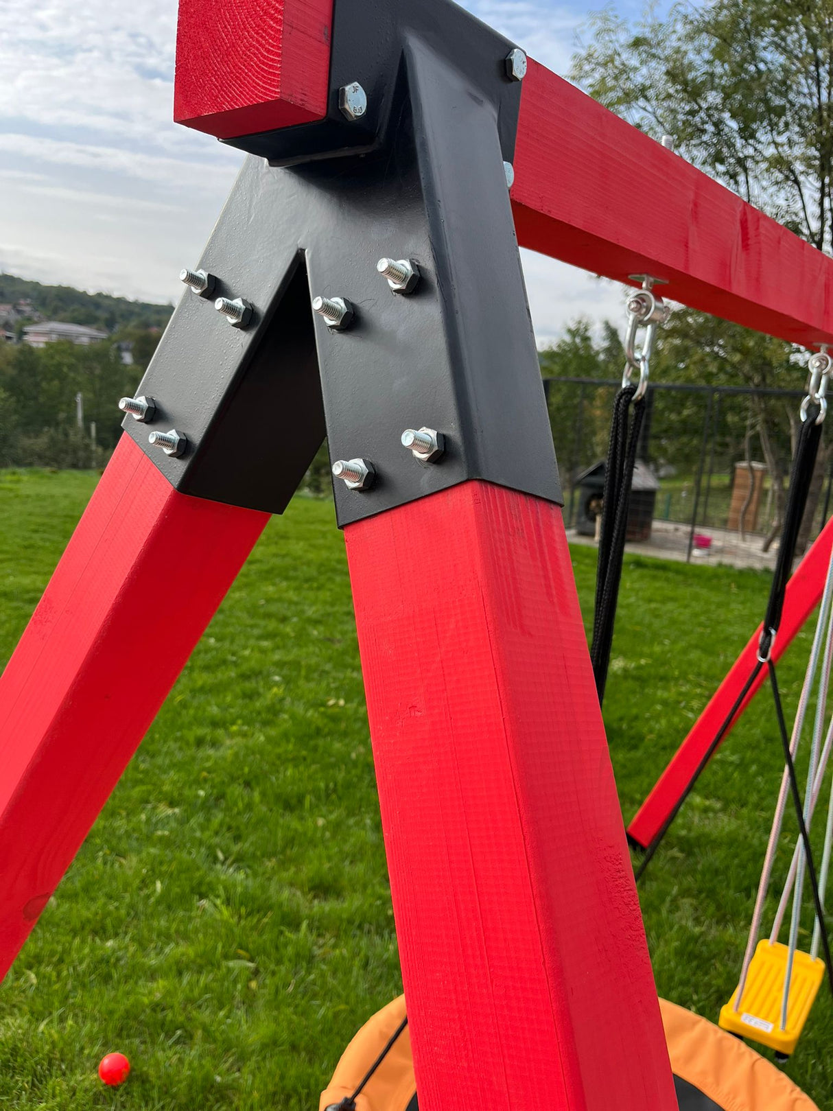 Leagan gradina, complex de leagane copii, set de joaca din lemn cu imbinari metalice si sistem de ancorare, rezistent pana la 150kg ROSU